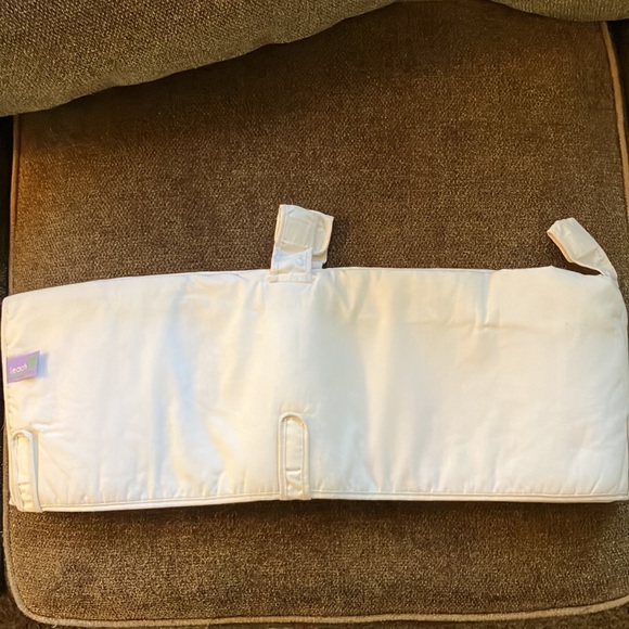 LeachCo Easy Teether XL Cream Convertible Crib Rail Cover 51” x 7.5 x .25 Velcro - Picture 2 of 5